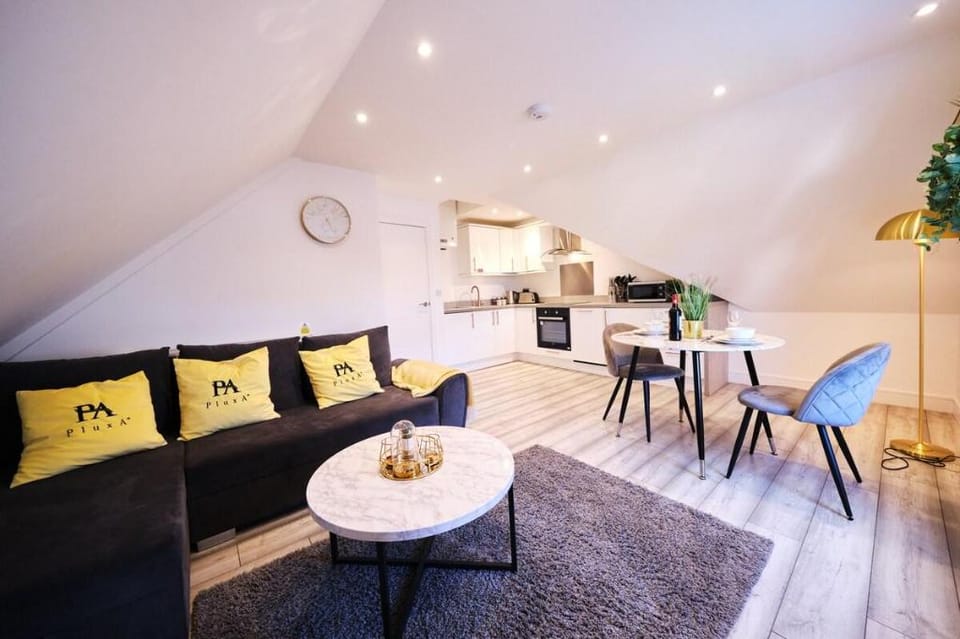 Pluxa Lemon Quartz 1 Bedroom Apartment in Sutton Vacation rental in England