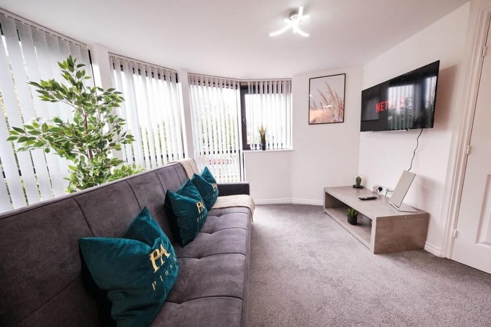 Pluxa Green Glade Vacation rental in Salford