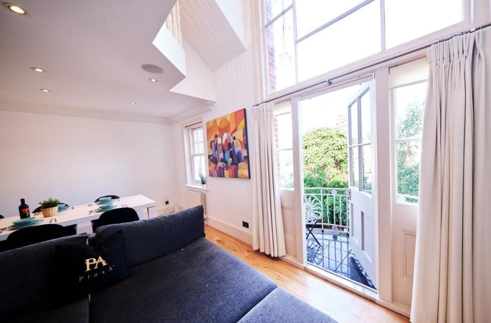 Pluxa Ebony Suite Vacation rental in London Borough of Camden