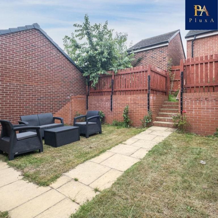 Pluxa Royal Azul 4 Bedroom House with car park Vacation rental in Birmingham