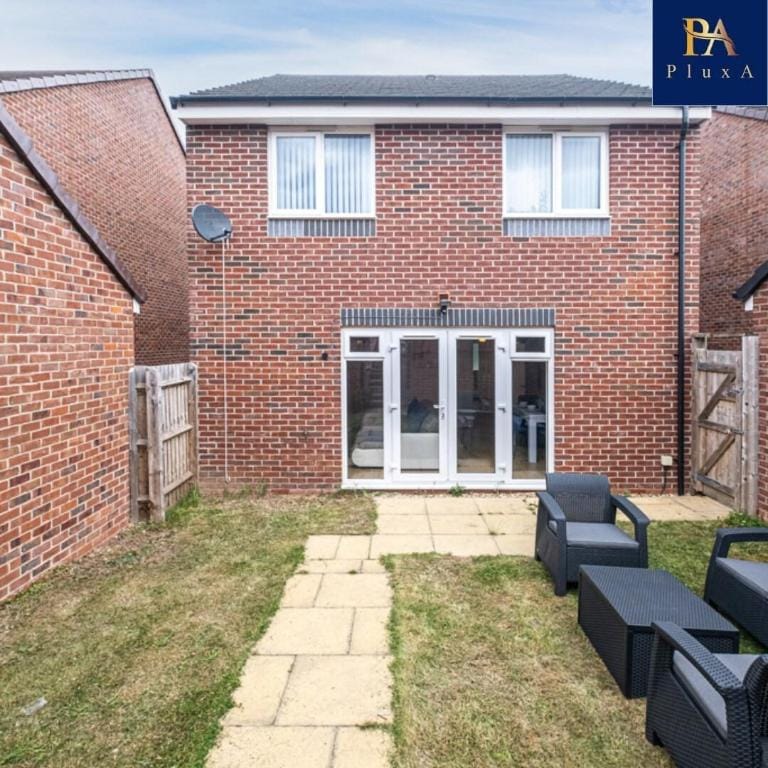 Pluxa Royal Azul 4 Bedroom House with car park Vacation rental in Birmingham