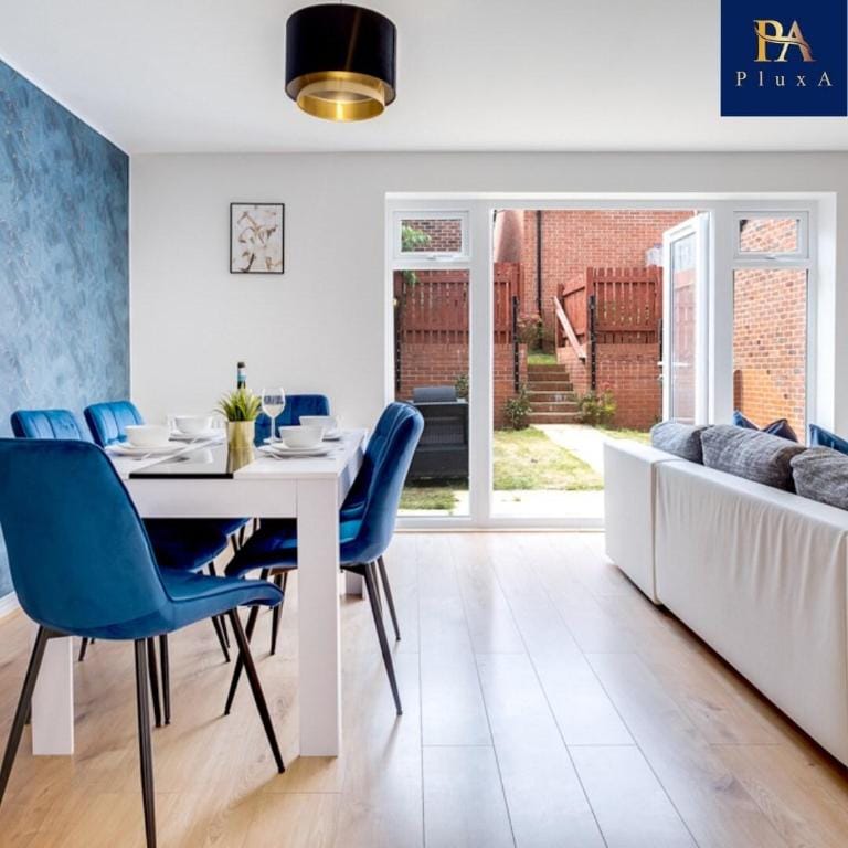 Pluxa Royal Azul 4 Bedroom House with car park Vacation rental in Birmingham