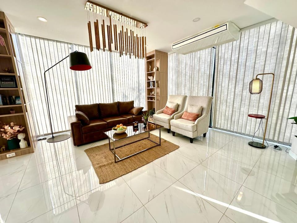 Rise Hotel 1, in Korat's city center with bathtub Apartment in Laos