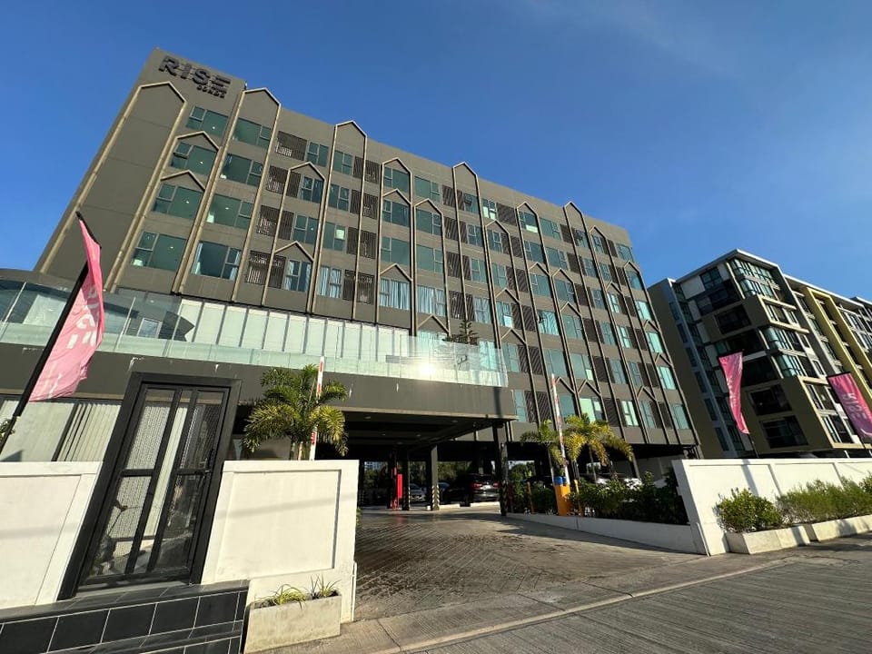 Rise Hotel 1, in Korat's city center with bathtub Apartment in Laos