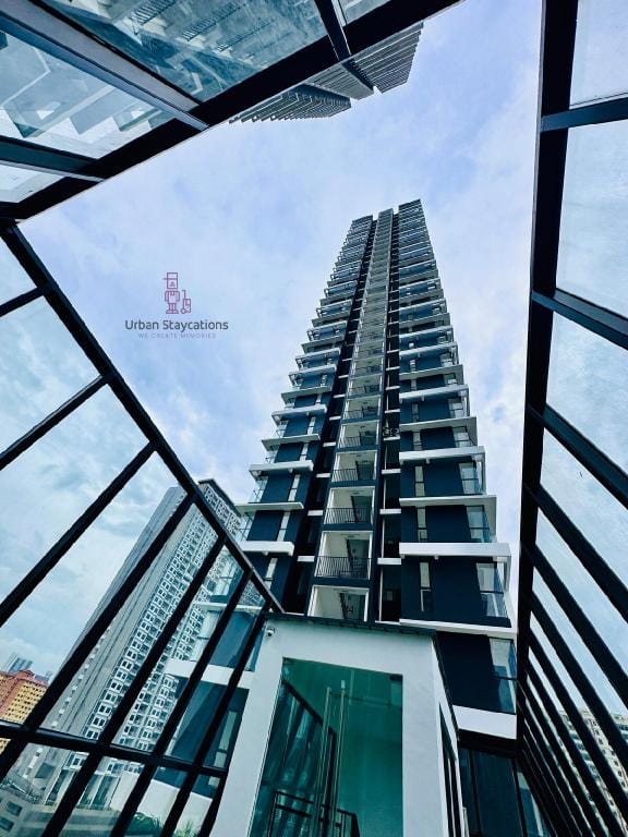 Cozy & Drive UrbanSuites  3BR@10pax by WL UA121 N Vacation rental in George Town