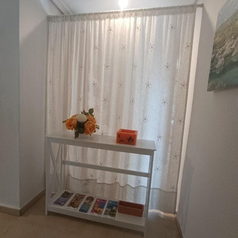 Dormitorio, sala de estar y baño privado (AirBnb). Vacation rental in Badajoz