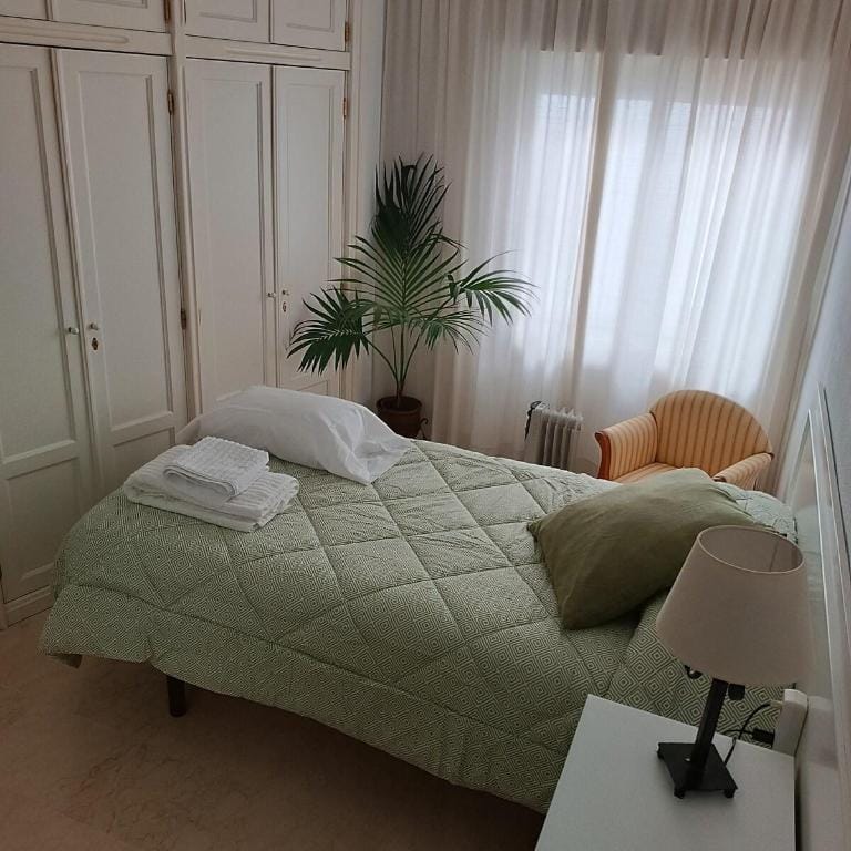 Dormitorio, sala de estar y baño privado (AirBnb). Vacation rental in Badajoz