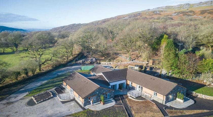 Suite 10 - Sleeping Giant Hotel - Pen Y Cae Inn Apartment in Wales