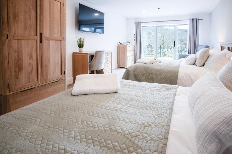 Suite 8 - Sleeping Giant Hotel - Pen Y Cae Inn Apartment in Wales