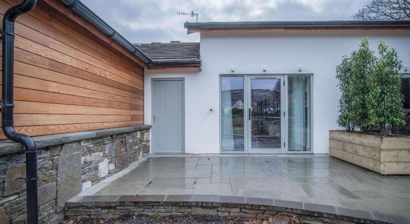 Suite 5 - Sleeping Giant Hotel - Pen Y Cae Inn Apartment in Wales