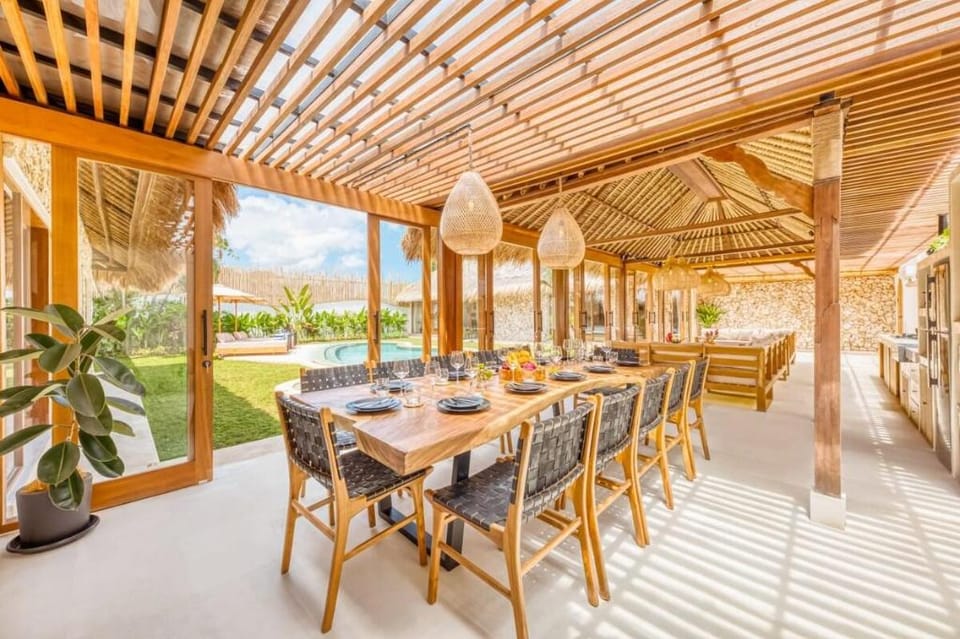 Huge 16 bedrooms, 2 Villas combined, 2 pools Villa in Kuta