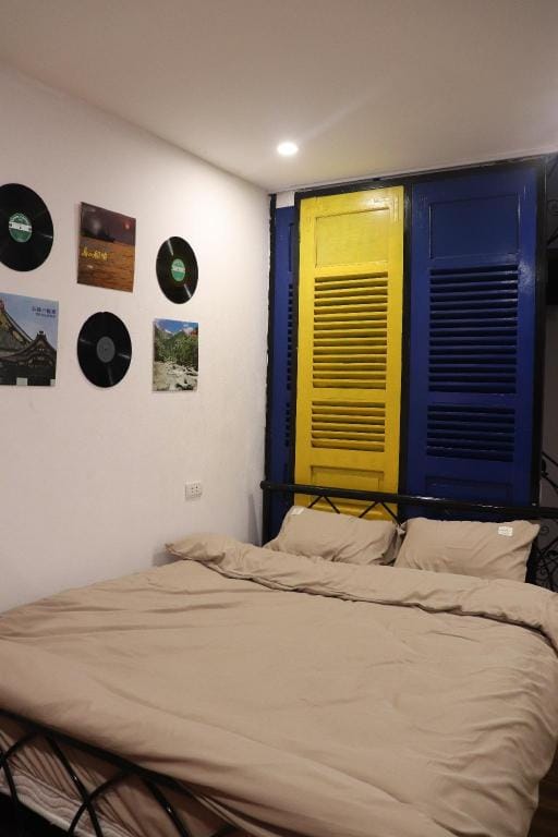 Private Room in Tay Ho District Apartment in Laos