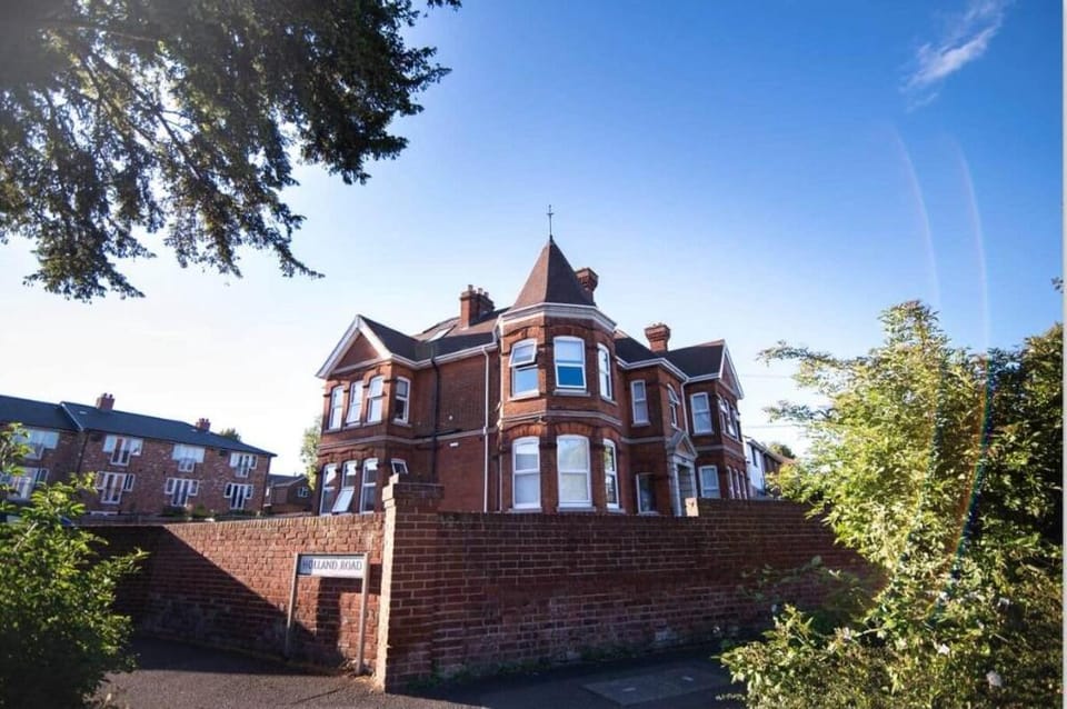BridgeCity Central Maidstone Spacious 1 Bed Flat Vacation rental in Maidstone