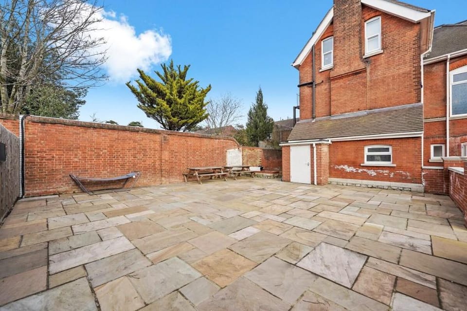 BridgeCity Central Maidstone Spacious 1 Bed Flat Vacation rental in Maidstone