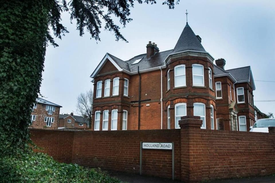 BridgeCity Glamorous Studio- Maidstone Town Centre Vacation rental in Maidstone