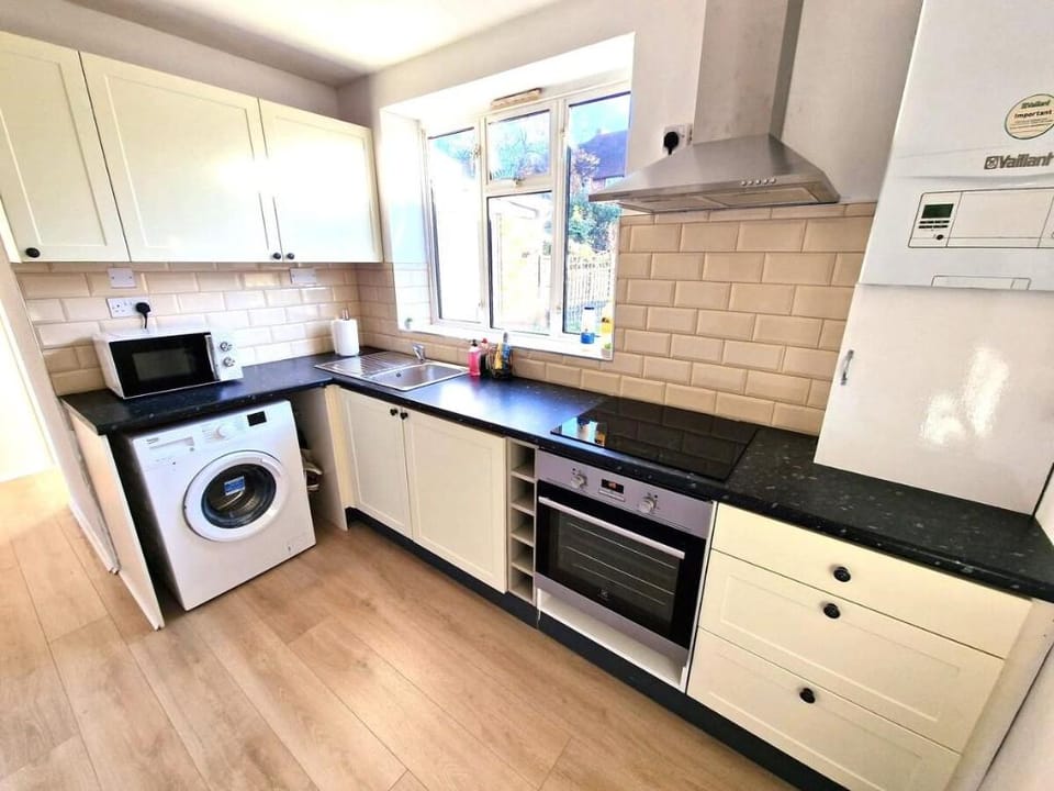 AO Home Lettings - Ferryhills House Vacation rental in Watford