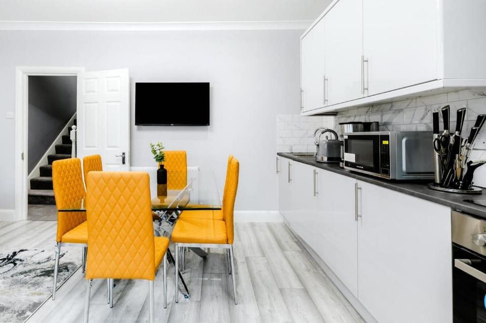 Homely 3 Bedroom House in Hammersmith Apartment in London