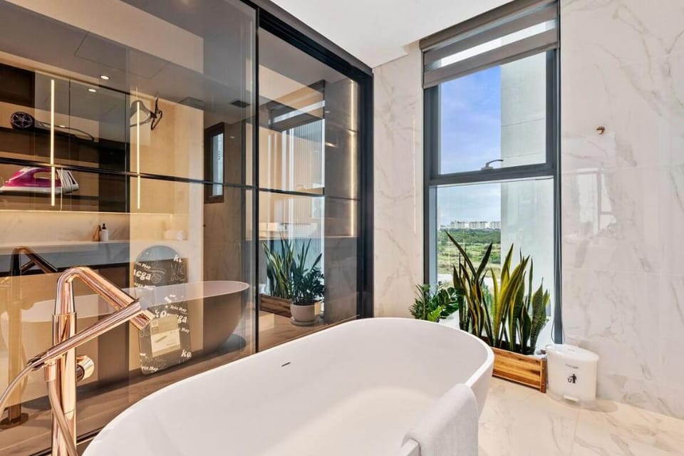 The Crest-Luxury Downtown flat 3Brs With Bathtub Vacation rental in Ho Chi Minh City