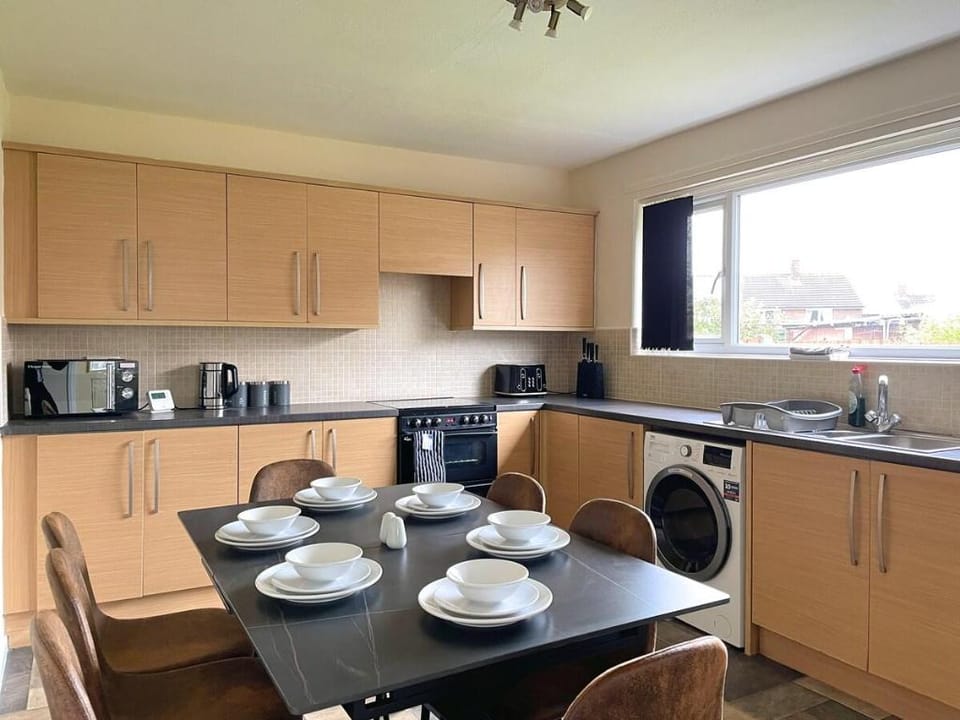 Large 6 Person Home with Garden and Free Parking Vacation rental in Borough of Barnsley