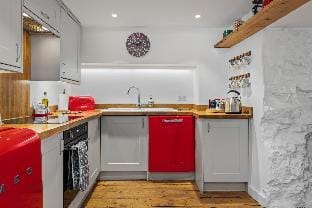 The Cwtch Apartment - Sea Views, Walk to Beach Apartment in Wales