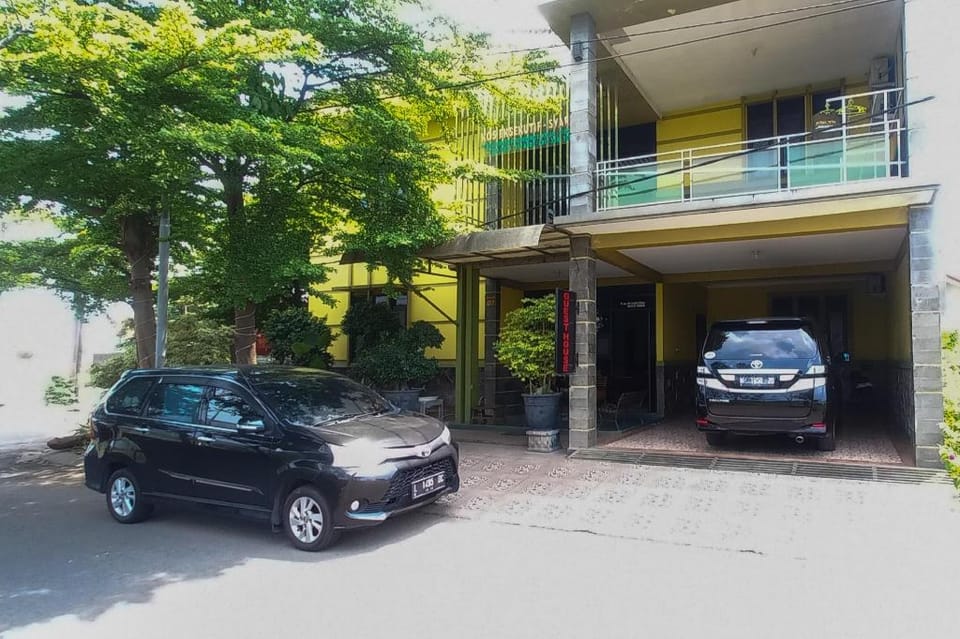 RedDoorz Syariah near Bypass Krian Hotel in East Java