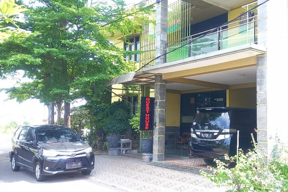 RedDoorz Syariah near Bypass Krian Hotel in East Java