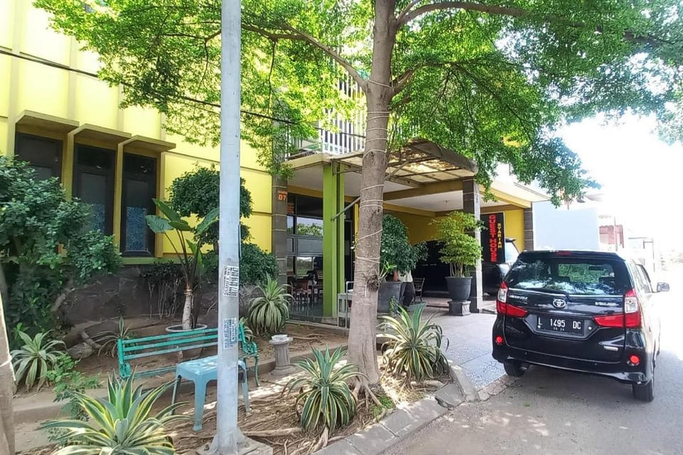 RedDoorz Syariah near Bypass Krian Hotel in East Java