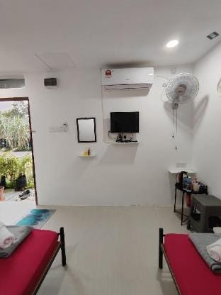 Private room | ThePakngapis | Mersing | Edai Homes Vacation rental in Mersing