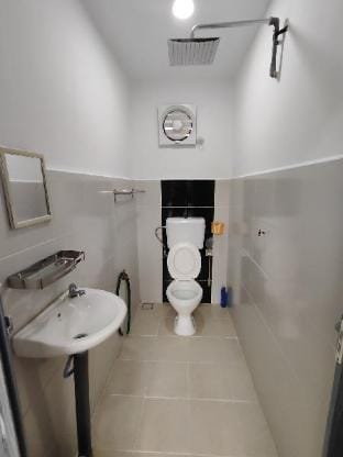 Private room | ThePakngapis | Mersing | Edai Homes Vacation rental in Mersing