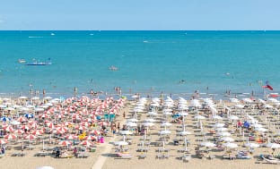 Colorful and bright 3-bedroom apartment by Beahost Rentals Apartment in Caorle