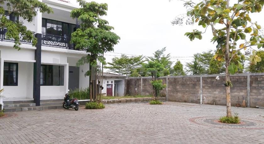 Khayrizsan Premium Mitra RedDoorz Hotel in West Java