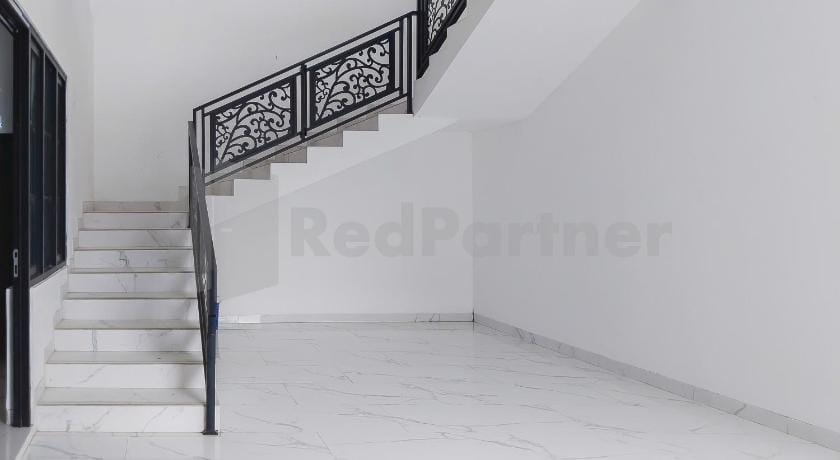 Khayrizsan Premium Mitra RedDoorz Hotel in West Java