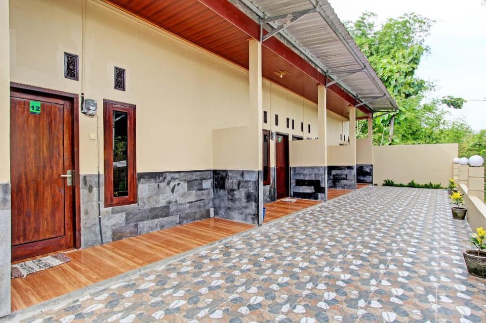 Capital O 93533 Griya Denok Hotel in East Java