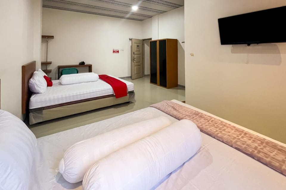 RedDoorz Lotte near PTC MALL Hotel in Indonesia