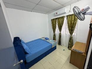 HOMESTAY CIKGU IQA (MUSLIM) Vacation rental in Perak