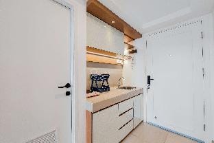 Modern and Comfort Look Studio Kingland Avenue Apartment By Travelio Apartment in West Java