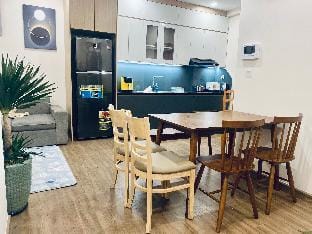 Thien Nga lake view/ Skylux homestay Ecopark Apartment in Laos