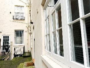 Suitely - Patio Apartment Apartment in Cheltenham