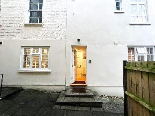 Suitely - Patio Apartment Apartment in Cheltenham