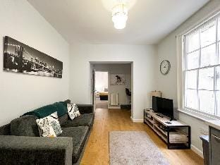 Suitely - Berkeley Apt 2 Vacation rental in Cheltenham