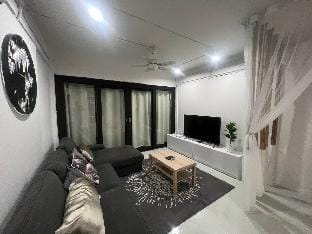 4 Bedroom House with Rooftop near BTS Ekkamai Vacation rental in Bangkok