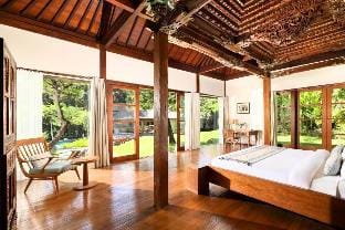 Wooden House 7 BR Garden View IR96A Villa in North Kuta
