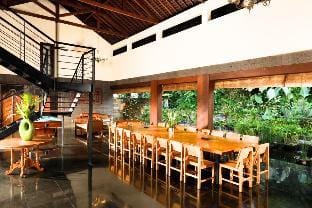 Wooden House 7 BR Garden View IR37 Villa in North Kuta