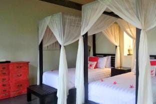 Peaceful 4 BR Ricefield View Y056 Villa in Payangan