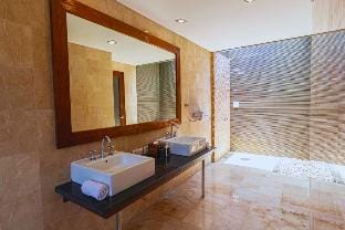 Royal Lodge 1 BR Deluxe Room Garden View NE37 Vacation rental in Bali