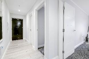 Two Bedroom Penthouse w/ parking High Wycombe -01 Apartment in High Wycombe