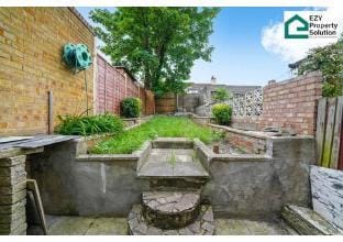 Cosy 2 bedroom home with free parking on premises Apartment in Croydon