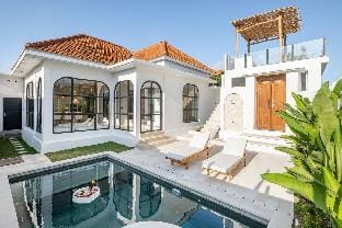 4 mins to the beach! New Modern Luxe Pool Villa Villa in North Kuta