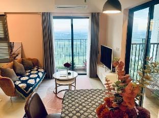 Golf course view/Skylux homestay Ecopark Apartment in Laos