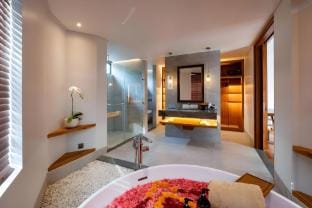 Great 3BR Private Pool Villa near Echo Beach Villa in North Kuta